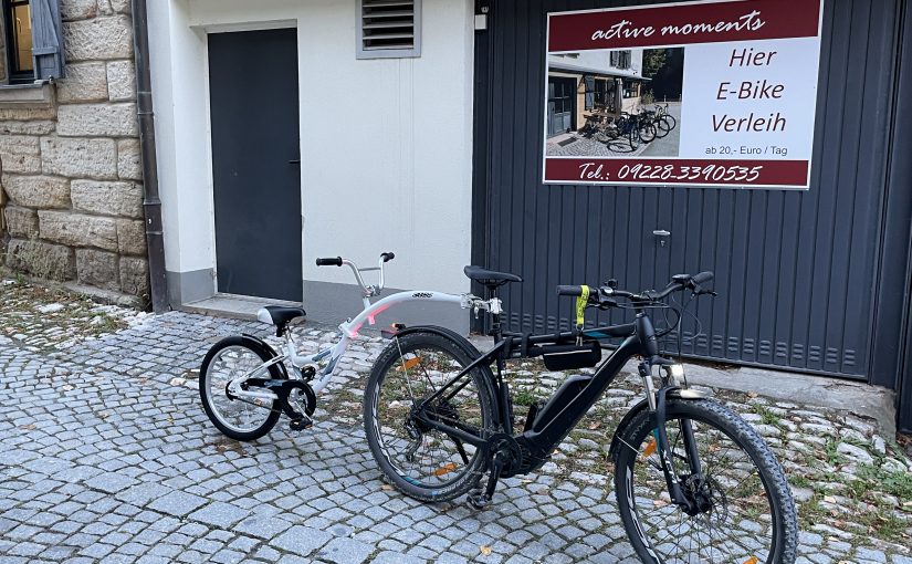 moments cafe und apartmenthaus thurnau - aussenansicht mit fahrrädern