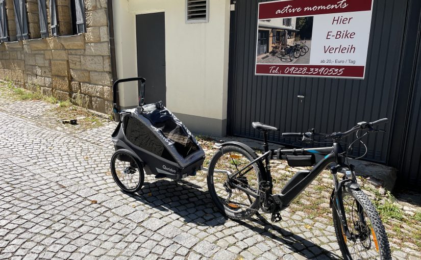 moments cafe und apartmenthaus thurnau - aussenansicht mit fahrrädern