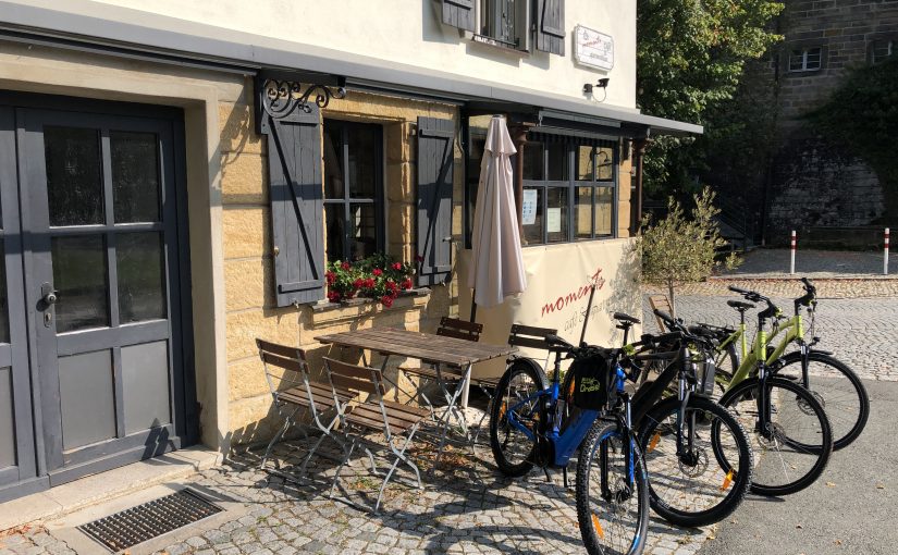 moments cafe und apartmenthaus thurnau - aussenansicht mit fahrrädern