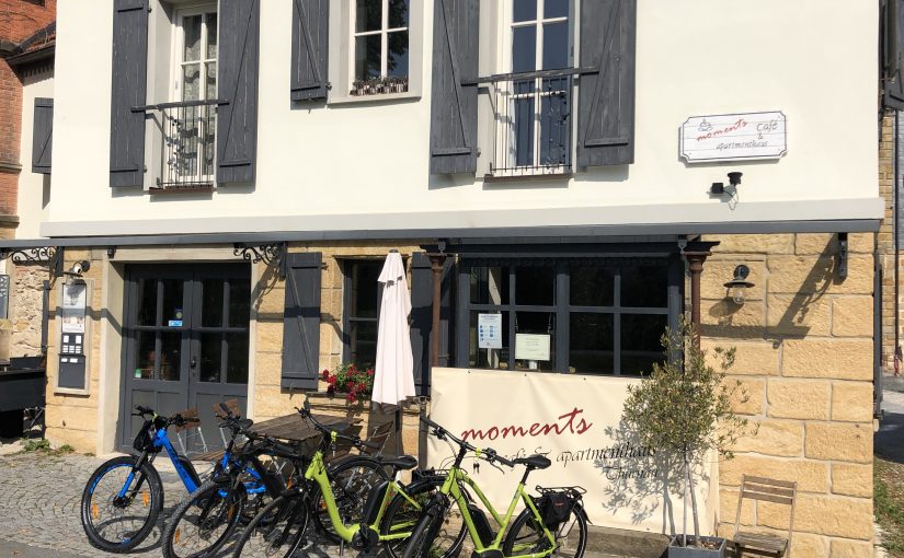 moments cafe und apartmenthaus thurnau - aussenansicht mit fahrrädern